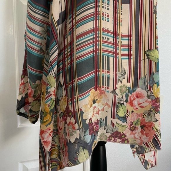 Johnny Was Rayon Blouse XS Lovely Floral Pattern Relax Fit - Picture 5 of 9